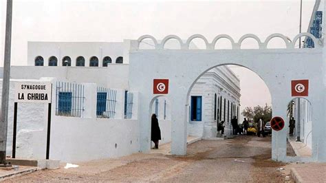 Tunisian naval guard kills 3 near synagogue; 10 injured
